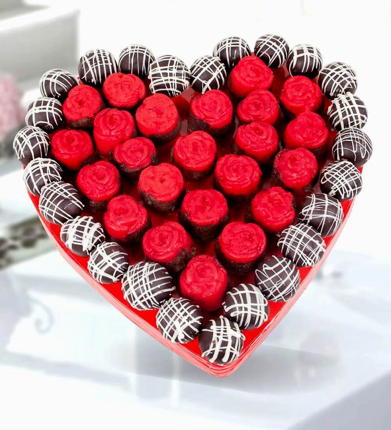 Romantik Kalp Tasarımlı Kek ve Truf Buketi